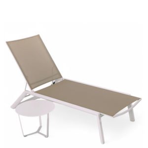 Tumbona para hoteles de aluminio blanco y textilene taupé con ruedas - Surfside