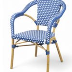 Sillón Parisina de aluminio y ratán azul con reposabrazos- Sayre